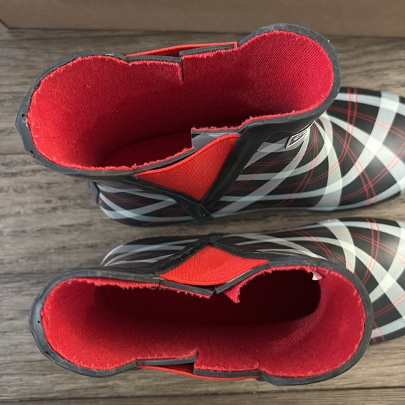 NEW [Charter Club] Cloudburst Black/Red Plaid Stretch Rain Boots Women’s Sz 5.0 - Picture 10 of 12